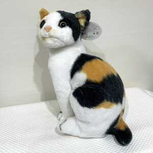 【三毛猫】REAL CAT リアルキャット ぬいぐるみ おすわりポーズ 全高約28cm ネコ ねこ 猫 ディスプレイ 飾り リアルアニマル タグ付き PW