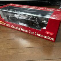 《箱付き》【1/18スケール】2003 Lincoln Town Car Limousine Sun Star ミニカー 模型 コレクション放出 メタルダイキャスト リンカーン_画像3