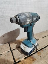 Z☆ makita マキタ 充電式 インパクト ドライバー TD122D DC12V 急速充電器 電動工具 大工道具 ジャンク_画像4