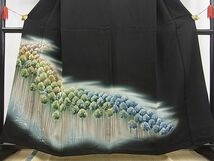 平和屋野田店■豪華黒留袖　手描き　刺繍　飛鳥樹林文　暈し染め　金糸　逸品　n-fw4744_画像2