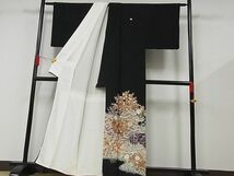 平和屋-こころ店■豪華黒留袖　駒刺繍　風景花文　金彩　着丈159cm　裄丈63cm　正絹　逸品　B-sa4816_画像2