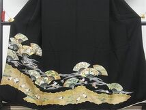 平和屋野田店■豪華黒留袖　駒刺繍　流水扇面群鶴文　金彩　逸品　n-yc5056_画像3