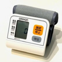 【美品】OMRON デジタル自動血圧計 手首式血圧計 HEM-6111 ファジィ ヘルスケア 体調管理 健康 計測 収納ケース付き HMY_画像1