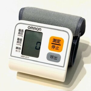 【美品】OMRON デジタル自動血圧計 手首式血圧計 HEM-6111 ファジィ ヘルスケア 体調管理 健康 計測 収納ケース付き HMY