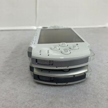 K301-O15-4124 SONY ソニー PSP 本体 PSP-3000 2点まとめ/ホワイト/シルバー/充電器/メモリースティックプロ デュオ/ケース付 通電OK ②_画像5