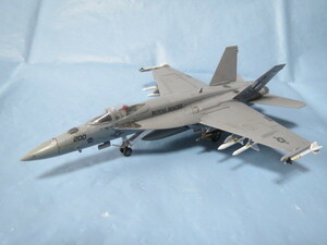 【完成品】1/144 F-Toys 『 F/A-18E SUPER HORNET 』第27戦闘攻撃飛行隊 「ロイヤルメイセス」CAG機 2017