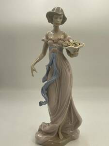 【1719】 LLADRO リヤドロ フィギュリン 6365　貴婦人と花