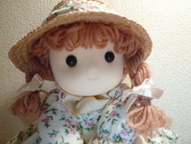 麦わら帽子の良く似合う可愛いお人形の置物　展示品_画像3