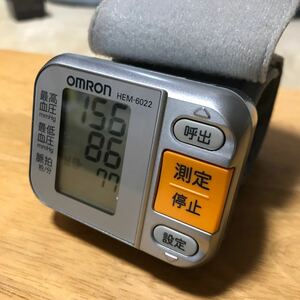 オムロン 完動品、手首式血圧計 HEM-6022