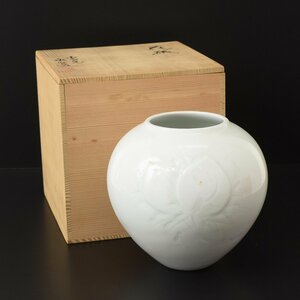 ●491895 美品 出石焼 永澤永山造 陽刻果実彫 白磁 花瓶 共箱 煎茶道具茶道具華道具
