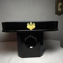 a-1348◆ 三方 仏具 漆器 蒔絵 木製 神具 仏壇 仏具 高18cm 外形24.5cm 天板に漆の浮きがあり◆状態は画像で確認してください_画像1