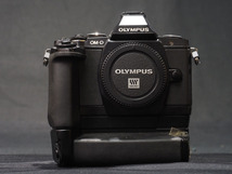 【ジャンク３台セット】オリンパス OLYMPUS OM-D E-M5 ブラック×2 シルバー×1、OLYMPUS 12-50mm F3.5-6.3　バッテリーグリップ付_画像3