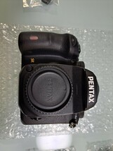 ほぼ新品ペンタックス PENTAX K-1 Mark II ボディ ブラック フルサイズデジタル一眼レフカメラ　予備バッテリー２個　64GBSDカード２枚_画像2
