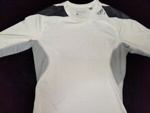 激レア　アディダス adidas Tシャツ コンプレッションウェア techfit ロゴプリント climacool ホワイト ブラック 白黒　 ２ＸＯ　タイト