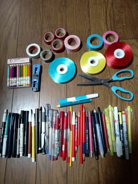ボールペン　蛍光ペン　色鉛筆　シャープペン　リボン　紙テープ　修正液　ビニールテープなど 文房具