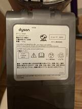 ダイソン Dyson V6 Trigger＋ コードレスクリーナー HH08 ジャンク品 掃除機サイクロン パーツ アタッチメント 充電器 説明書_画像9
