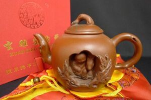 M571 美品 中国宣興 紫泥童子寿桃 仕覆付後手急須 茶壺 作家直筆証明書付 茶器 煎茶道具 化粧箱/60