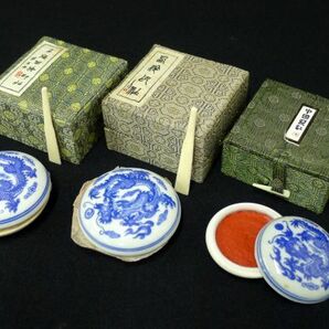 M662 美品 中国古玩 乾隆年製 青花龍紋朱肉３点まとめて 印泥 判子 印鑑 書道具 中国工芸品/60の画像1