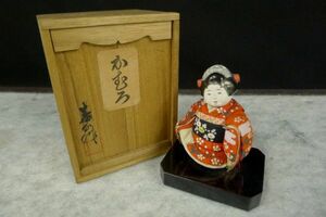 N113 木目込人形『かむろ』台座付き日本人形 銘有 共箱/60