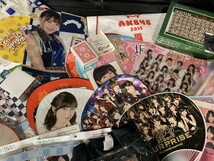 E4-881 AKB48 等 グッズ 大量 まとめて セット 生写真 ジグソーパズル うちわ ペンライト タオル Tシャツ 他 大量セット 渡辺麻友 他_画像5