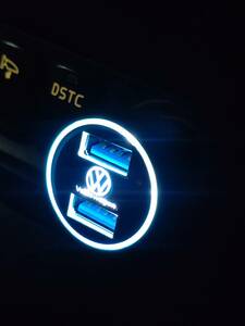 フォルクスワーゲン シガーソケットUSB 2ポート急速充電器 青白ロゴ点灯 ブラック