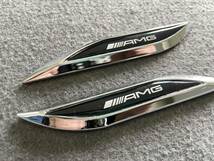 メルセデス・ベンツ AMG カーステッカー エンブレム ブラック＆シルバー プレート フェンダーバッジ シール 金属製 2個セット ●303番_画像2