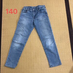 140 デニムパンツ　膝かなりの破れあり　長ズボン GapKids 10 regular slim　