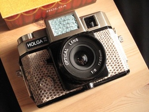 ホルガ★「HOLGA 120 FN③プラチナ仕様~チタンカラー/リザード貼り」プラレンズ.フラッシュ付き.金属風塗装ほかカスタム