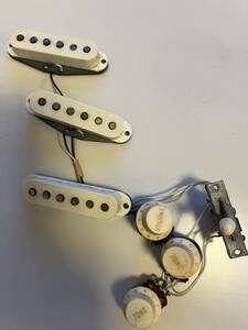 1971年製Fender Stratocaster オリジナルサーキット　セット　ピックアップ　オリジナルプラスチックパーツ付属　ビンテージパーツ