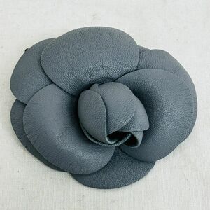 J330-H25-76 ◎ CHANEL シャネル ブローチ コサージュ 花 グレー アクセサリー ファッション小物 服飾小物 ブランド品