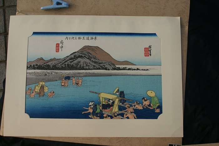 Tableau de Hiroshige 53 Stations du Tokaido, Rivière Fuchu Abe : paysages de passage, Photos d'époque Showa et notes explicatives incluses, impression en bon état, grande gravure sur bois polychrome en brocart avec tatouage, support, pas de coupe, Édition Gosuri Yuyudo, expédition 350, peinture, Ukiyo-e, imprimer, photo d'un lieu célèbre