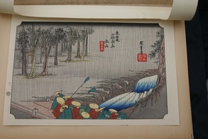 廣重画 東海道53次 土山 春の雨:稲妻木立 昭和期写真&解説書付 摺保存良好 大錦多色摺木版画タトウ入 裏打トリミング無 後摺悠々洞版 送350