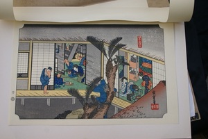 Art hand Auction 廣重画 東海道53次 赤阪 旅舎招婦ノ圖 昭和期写真&解説書付 摺保存良好 大錦多色摺木版画タトウ入 裏打&トリミング無 後摺悠々洞版 送350, 絵画, 浮世絵, 版画, 名所絵