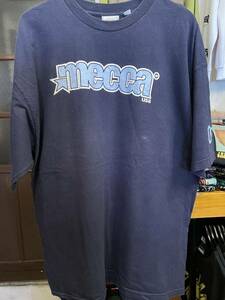 ★USA古着　英字　袖　プリント　Tシャツ 紺色　navy MECCA 2XL 大きいサイズ