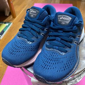 ◆アシックス 1012B047 GEL-KAYANO28 ランニングシューズ 22.5㎝ ネイビーピンク USED美品◆