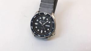 【ジャンク品】SEIKO セイコー QZ 7548-7000 ダイバーズウォッチ 150M デイデイト 黒文字盤 メンズ腕時計 　ベルト劣化あり