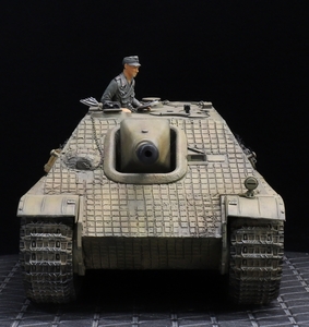 1/35 ドイツ陸軍 ヤークトパンターヘビーウェイト（前期型）ツィメリットコーティング装備331号車・戦車兵フィギュア付き 制作完成品