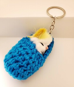 猫と寝袋　もこもこ　編み物　ブルー　キーホルダー　猫の雑貨　HANAKO