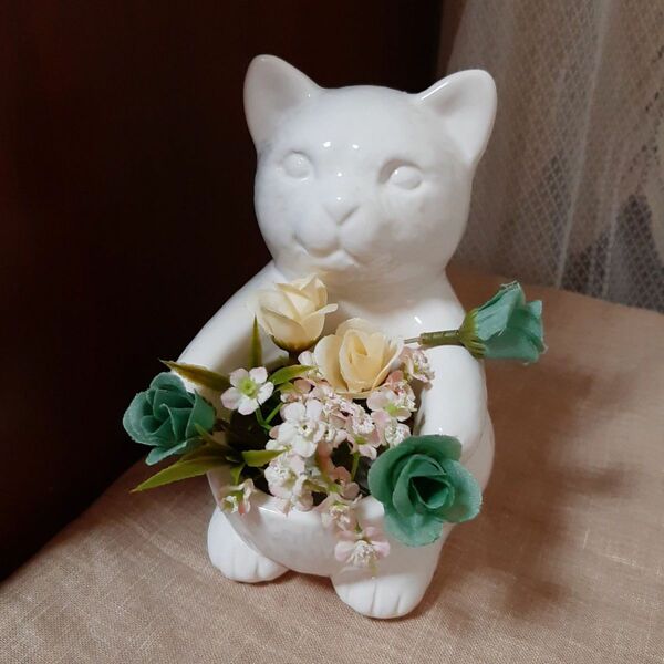 白猫　ネコ　Mサイズ　陶器製　ポット　プランター　植木鉢　花瓶