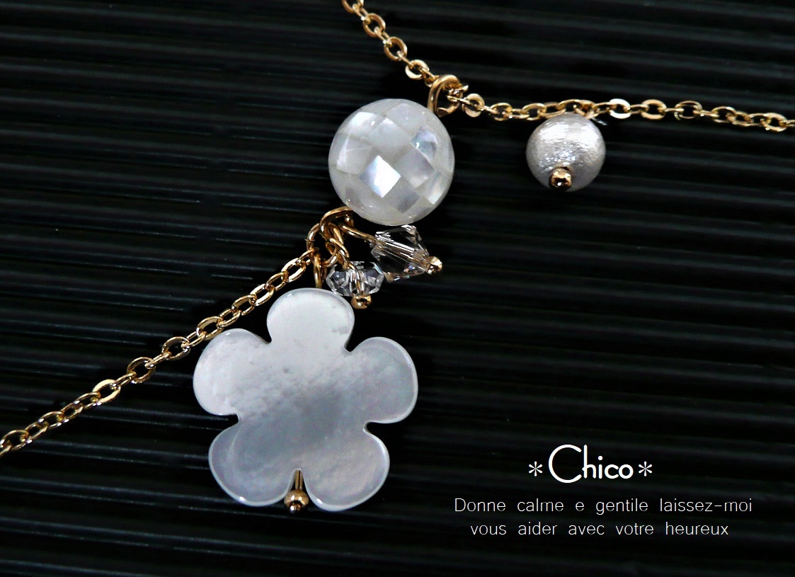 ●Motif fleur de coquillage blanc, coquillage mosaïque & cristal, etc. Collier fait main ♪ ★Livraison gratuite pour 2 articles ou plus !★, collier, pendentif, perle, Perle papillon blanche