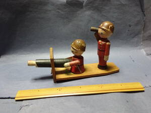 （３）珍品　戦前 木製 大砲の狙いをつける兵隊さん　上官は望遠鏡を覗いています。1930～40年代 日本製 おもちゃ ビンテージ 木製玩具