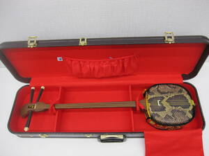 楽器祭 三味線 蛇革 使用品 自宅長期保管品 琉球 沖縄 和楽器 蛇皮 弦楽器 ハードケース付き