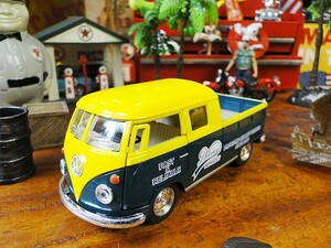 1963年フォルクス・ワーゲン　ピックアップ・ダブルキャブ　ミニカー　1/34スケール（イエロー×グリーン）