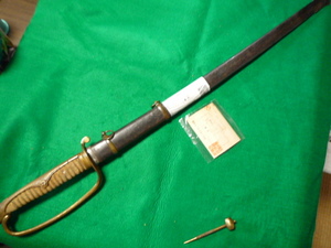 明治のサーベル軍刀の拵え　本身入りです。　　無銘　　そりがかなり浅いです。追加　短剣指揮刀画像あり