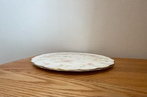 ナルミ、ボーンチャイナ、パステルガーデン円形平型タルトプレートと立体感あるデザインの葉型ケーキ大皿のセット