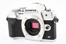 新品並 OLYMPUS OM-D E-M10 Mark IV ボディ シルバー　バッテリー2個付き_画像2