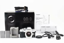 新品並 OLYMPUS OM-D E-M10 Mark IV ボディ シルバー　バッテリー2個付き_画像1