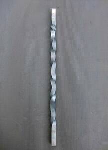 スネークツイスト　ワンオフ　特殊　ツイスト棒　ねじり　ひねり　スチール製　10ミリ四角棒　鉄　長さ330ミリ　右巻き左巻き　ミックス　B