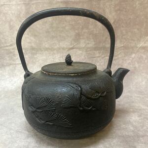 南部鉄器 鉄瓶 鉄製 松 茶道具 万代屋 南部 やかん 急須 湯沸かし 金属製 茶道具 骨董品 金属工芸 キャンプ アウトドア 湯冷し