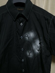 モノグラムスプレー加工バイカラーステッチ最高傑作一瞬でルイヴィトンと分かるブラックシルバーグラディエントモノグラムシャツ